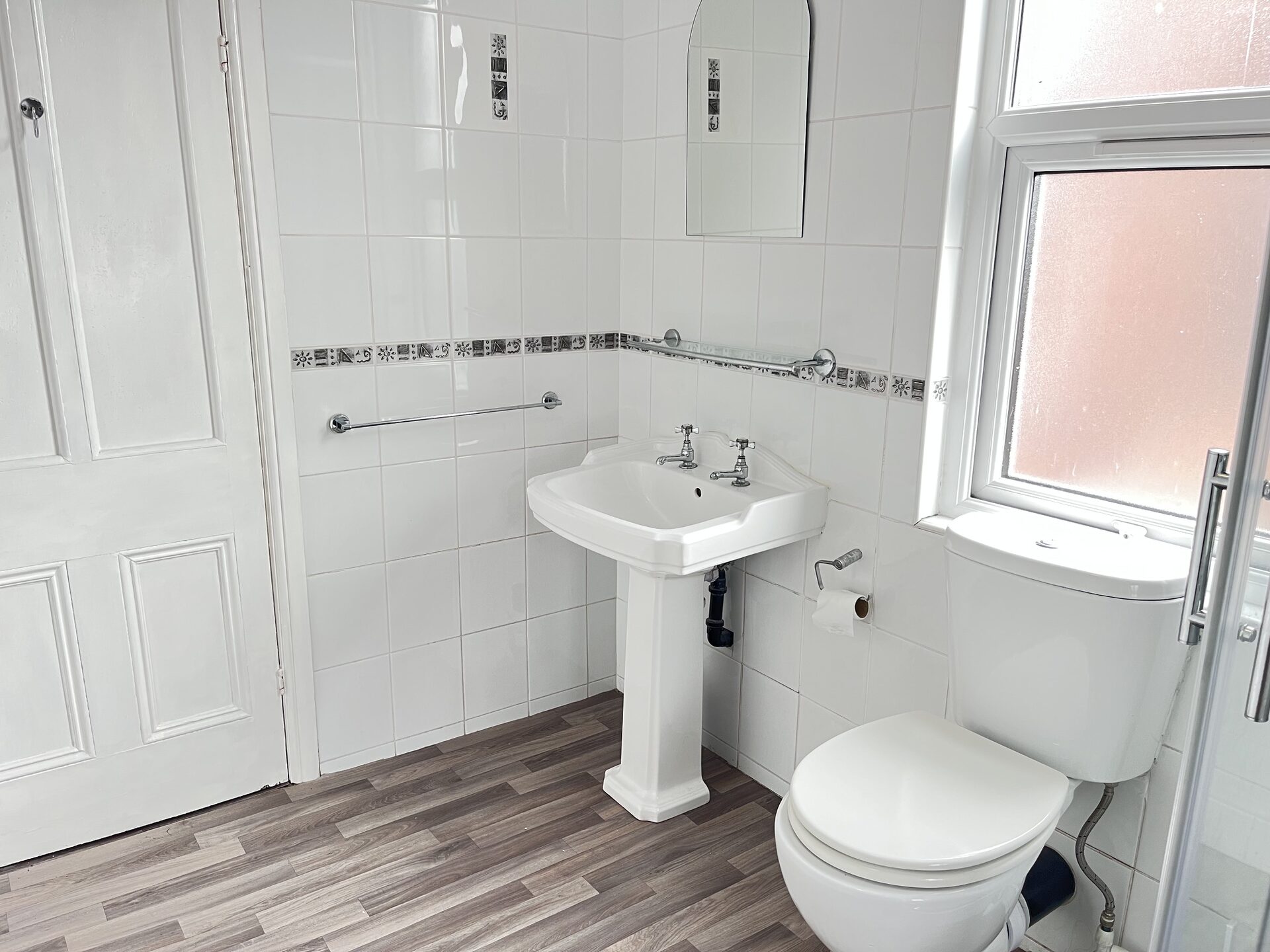 Family bathroom — pedestal basin and WC at The Aberdeen House, Floor 2