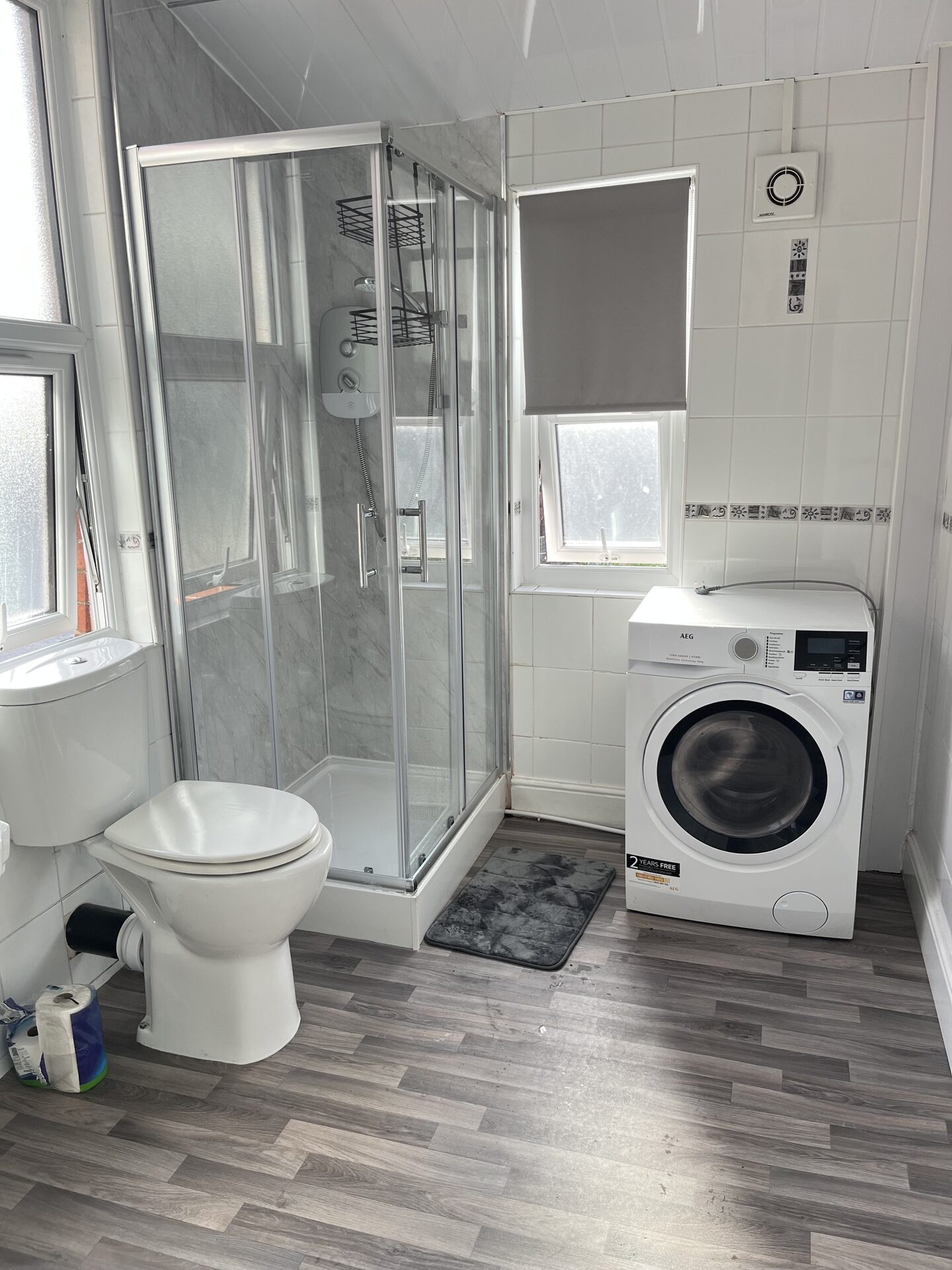 Bathroom with washer-dryer at The Aberdeen House, Floor 2