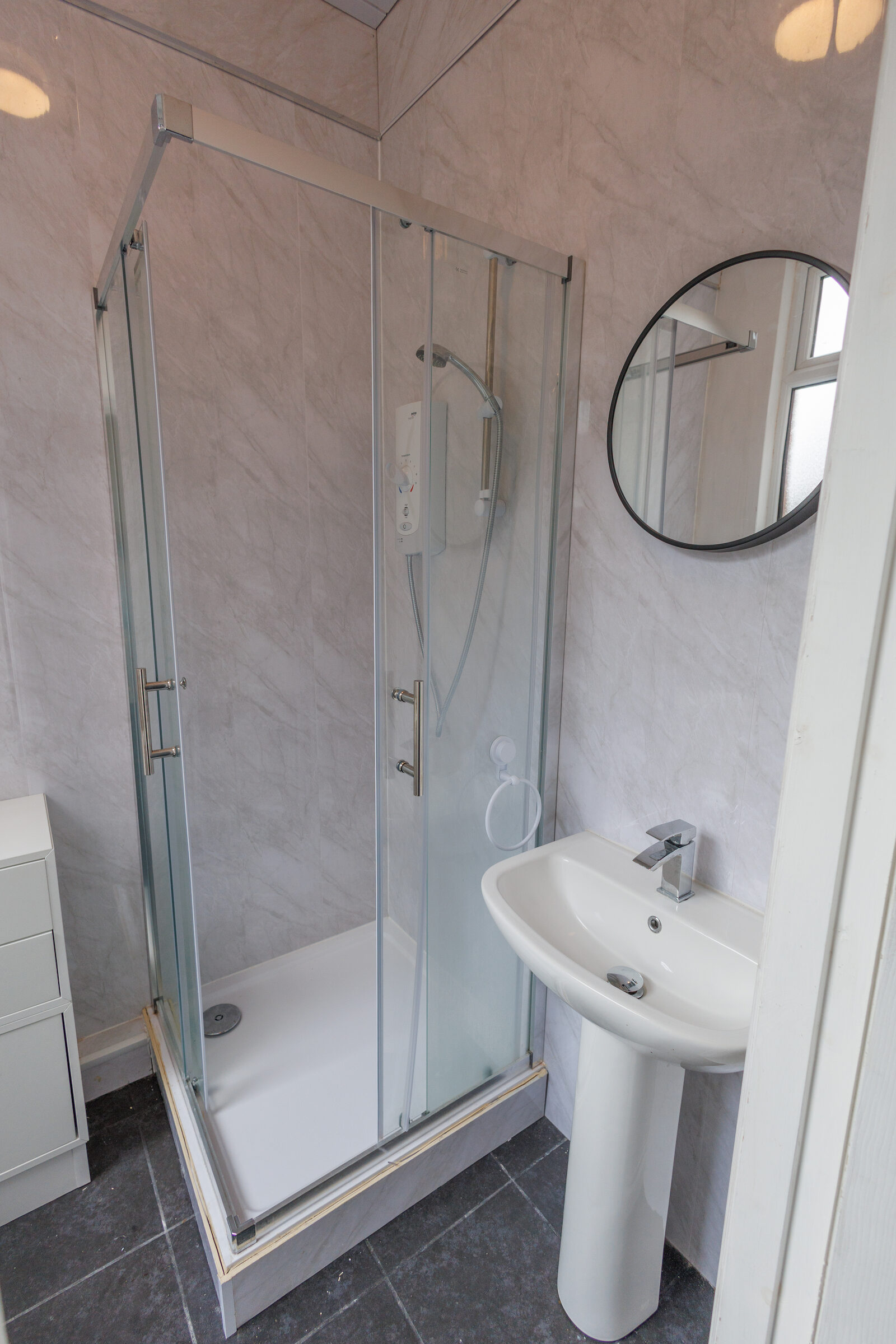 Bathroom at Aberdeen Walk contractor accommodation